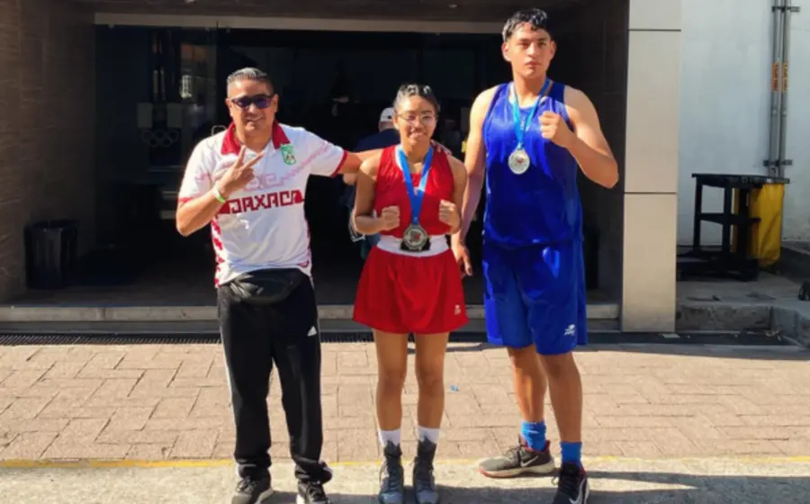 Ambos pugilistas con su entrenador, Eduardo Gonzáles Luis, en instalaciones del COM.