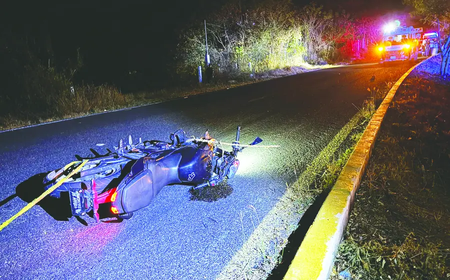 Una mujer falleció al accidentarse en una motocicleta en la carretera a Santa Cruz Huatulco.