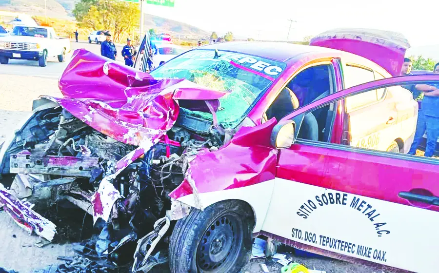 El taxi de Santo Domingo Tepuxtepec, Mixe quedó destrozado en la parte frontal.