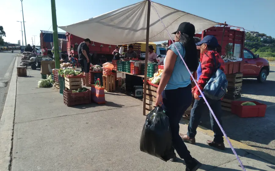 Automovilistas denuncian que no puede ingresar al centro de Tehuantepec debido al comercio informal.