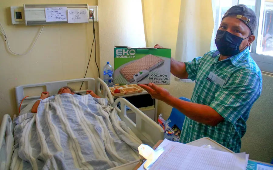 Si quieren que su paciente se recupere, familiares deben comprar lo que en el Hospital Valdivieso no hay.