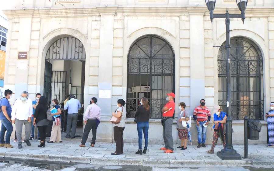 Detalla experta que en Oaxaca se observa un incremento del desempleo tanto en el ámbito público como privado.