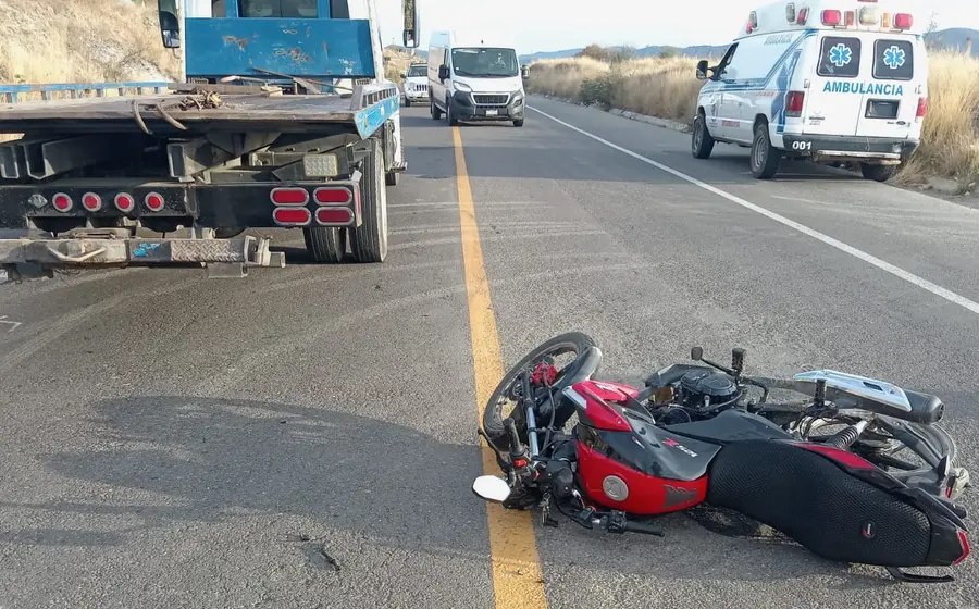 Artemio se accidentó con su motocicleta Italika en la carretera federal 175, en el libramiento de Ejutla de Crespo.