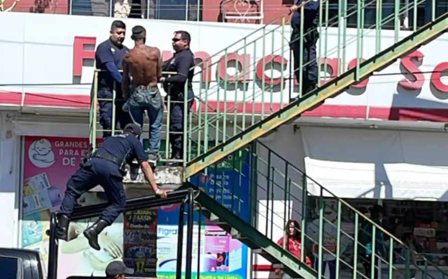 Se subió a puente e intentó huir de la policía.