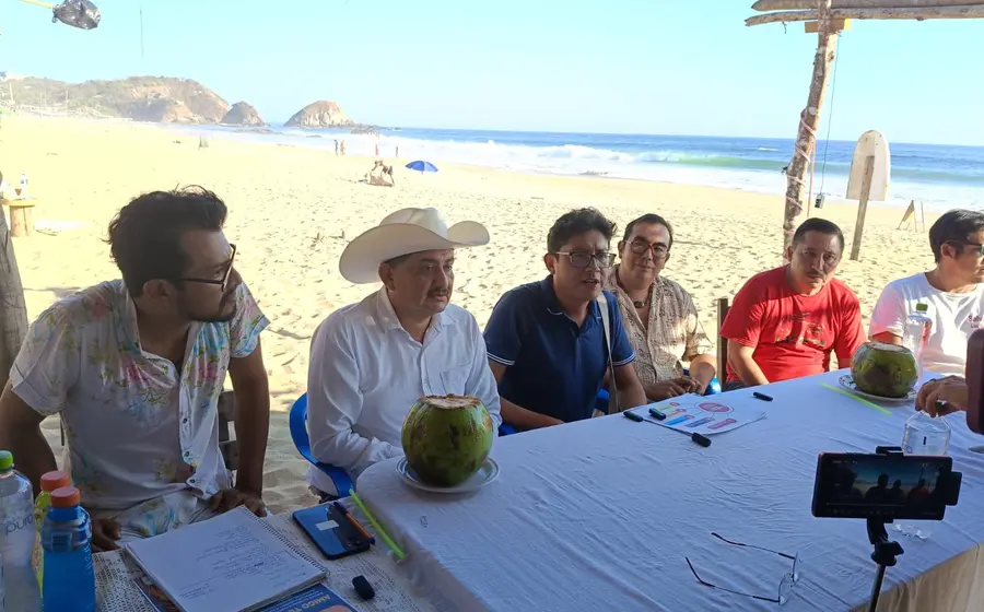 Conferencia de medios realizada en la llamada Playa Nudista de México.