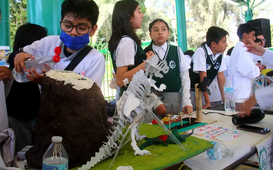 Con experimentos, estudiantes de secundaria participan de una educación efectiva.