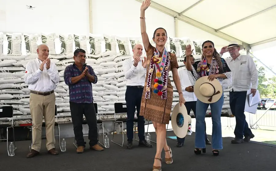En Guerrero se beneficiarán a 326 mil 914 campesinos con 154 mil 696 toneladas para atender más de medio millón de hectáreas, detalló la Presidenta de México.
