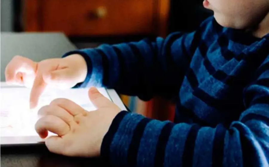 El uso excesivo de equipos electrónicos puede afectar el desarrollo cognitivo de los niños. 
