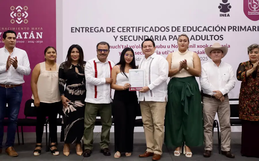 INEA y Gobierno de Yucatán entregan certificados a 500 educandas y educandos que concluyeron su primaria o secundaria.