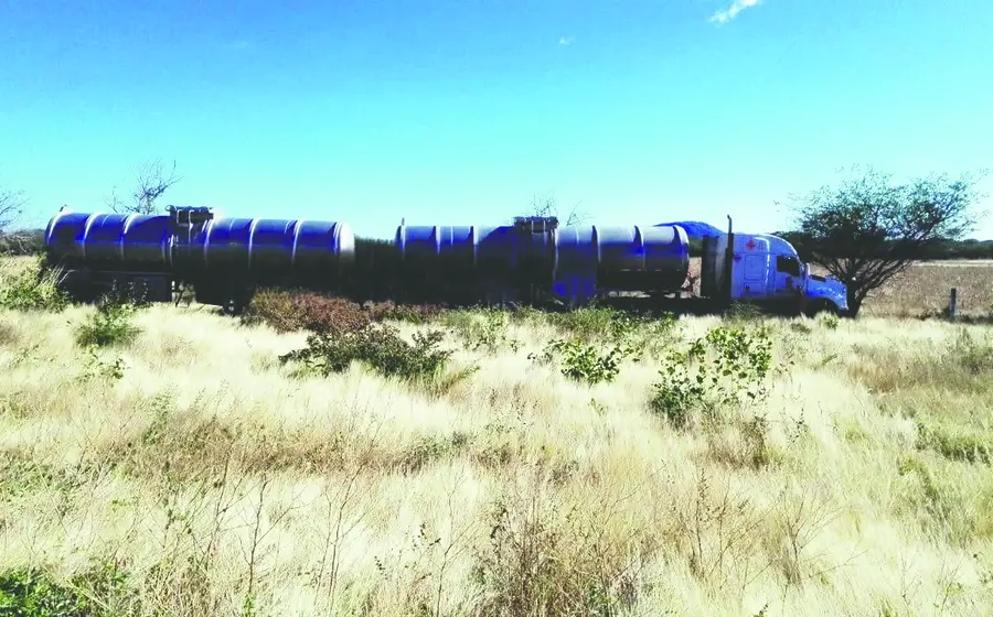 La pesada unidad de motor quedó fuera de la carretera tras la muerte del conductor.
