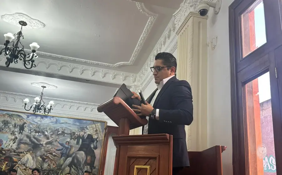 El comisionado rindió un informe anual ante el Cabildo.