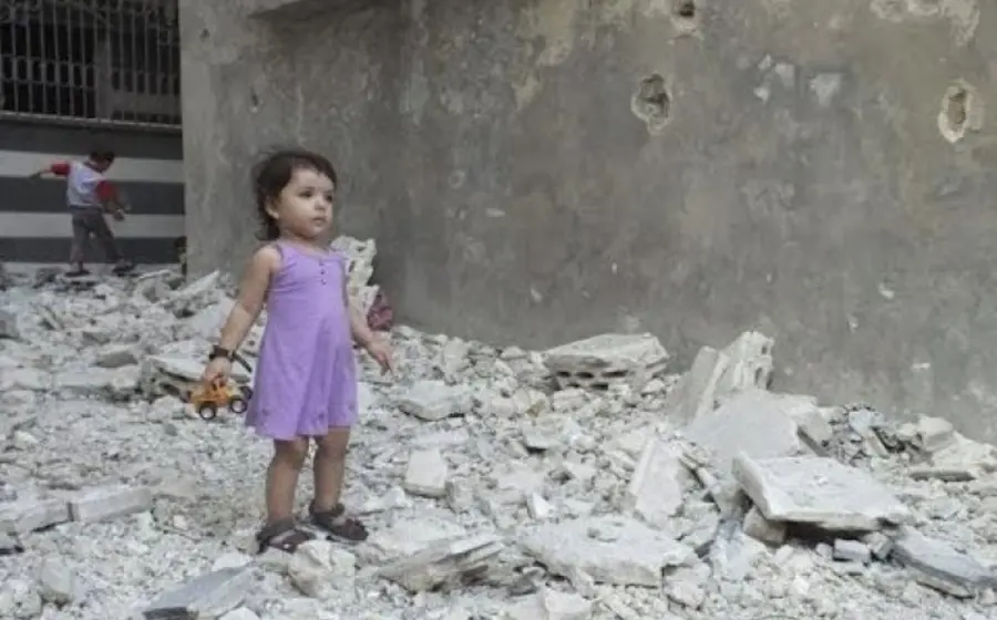 ¡Papá!, ¡me duele el brazo! -gritó la niña.