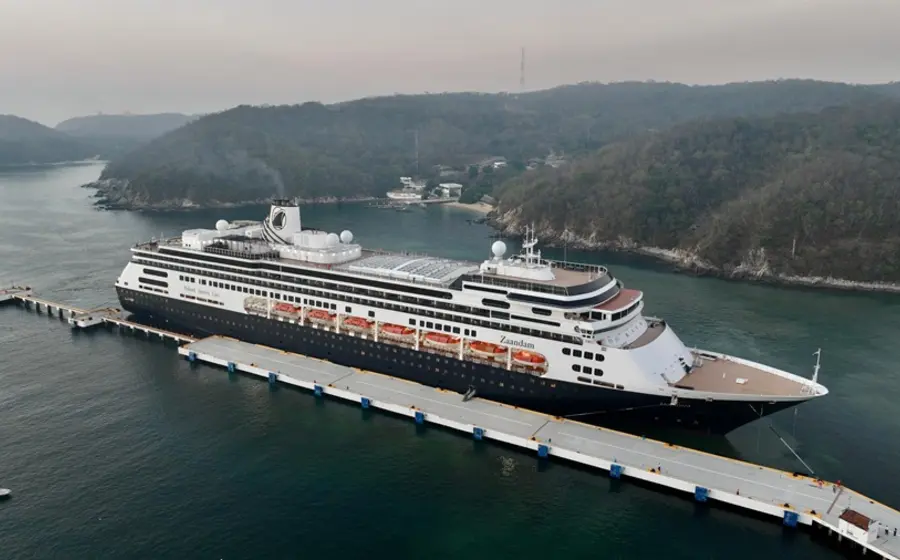 El crucero Zaandam, de la empresa Holland America Line, es el primero del 2025 en arribar al puerto de Santa Cruz Huatulco.