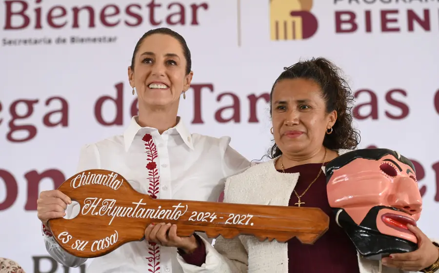En Chinantla, la Presidenta encabezó la entrega de tarjetas del Banco del Bienestar en apoyo de 45 mil 818 mujeres de 63 y 64 años.