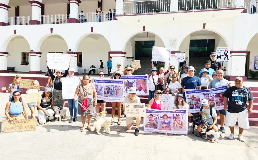 La marcha pacífica contra el maltrato animal fue organizada por protectores de animales y ciudadanos en este municipio.