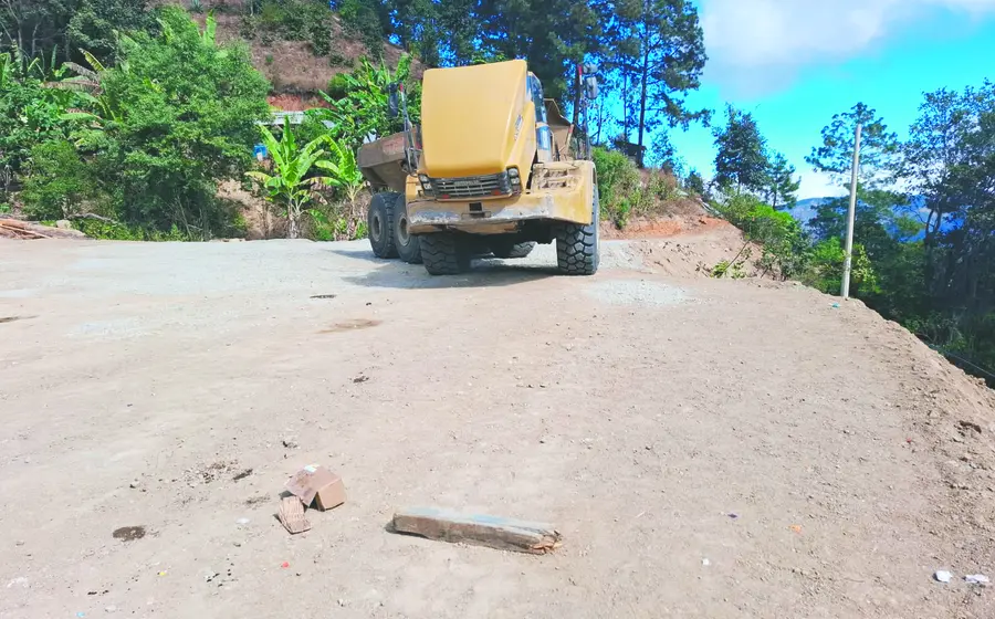 Una pesada maquinaria se quedó sin frenos y causó la muerte de un mecánico en la supercarretera a los Mixes.