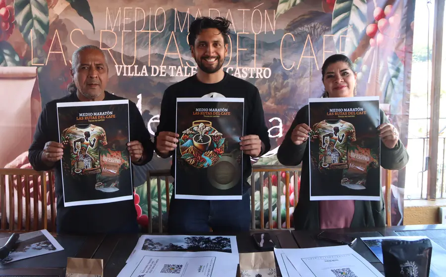 Los organizadores mostraron fotos de la playera y medalla que recibirán los atletas.