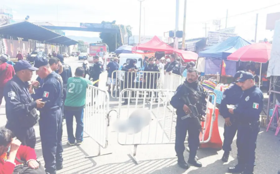 Algemiro L., de 47 años de edad falleció de un infarto justo en el acceso al tianguis de juguetes, en la avenida Central del mercado de abasto.