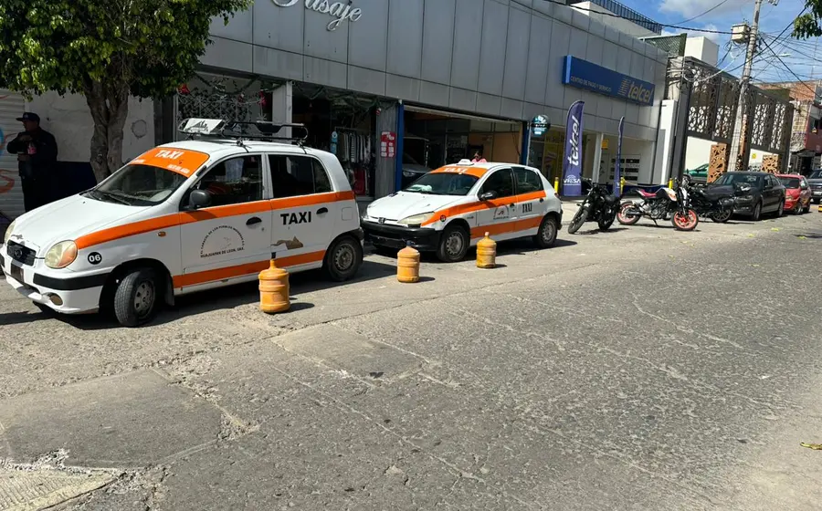 Vecinos de la calle Antonio de León amenazan con cerrar esta arteria sino retiran la base de taxis piratas.