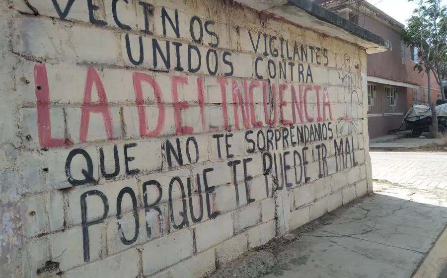 Vecinos tratan de hacer frente a la inseguridad que ronda las calles tehuanas.