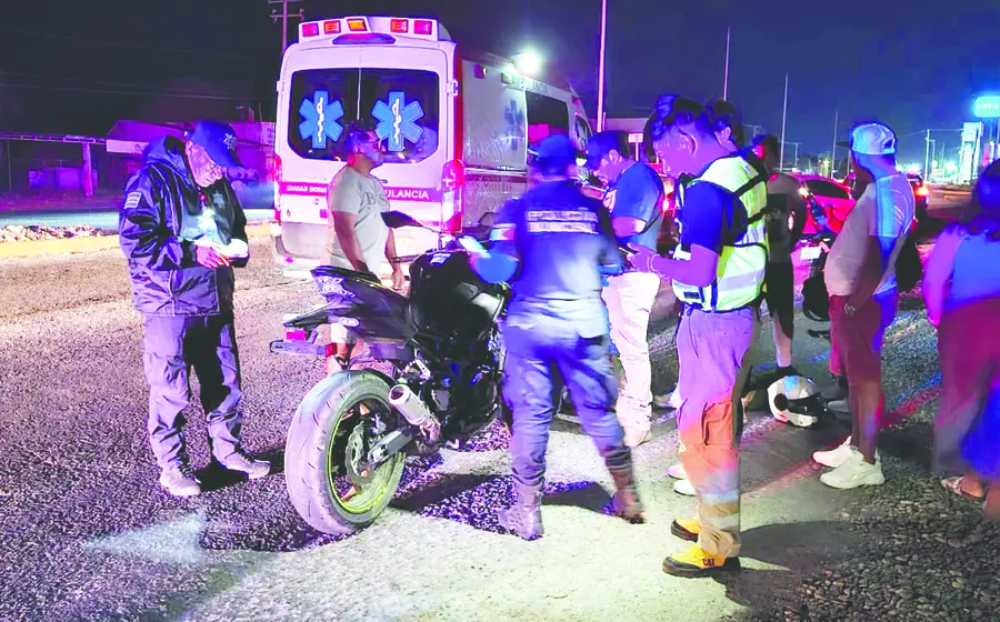Un hombre y una mujer a bordo de una moto fueron impactados por un vehículo.