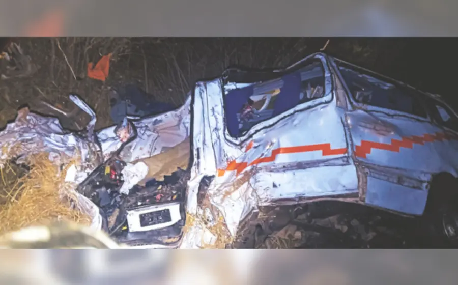 El chofer de LA camioneta perdió la vida al chocar con un tráiler en el libramiento de Ocotlán de Morelos.