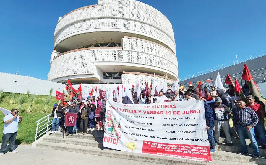 Militantes del Comité de Víctimas 19 de junio se manifestaron en el CJPF ubicado en San Bartolo Coyotepec.
