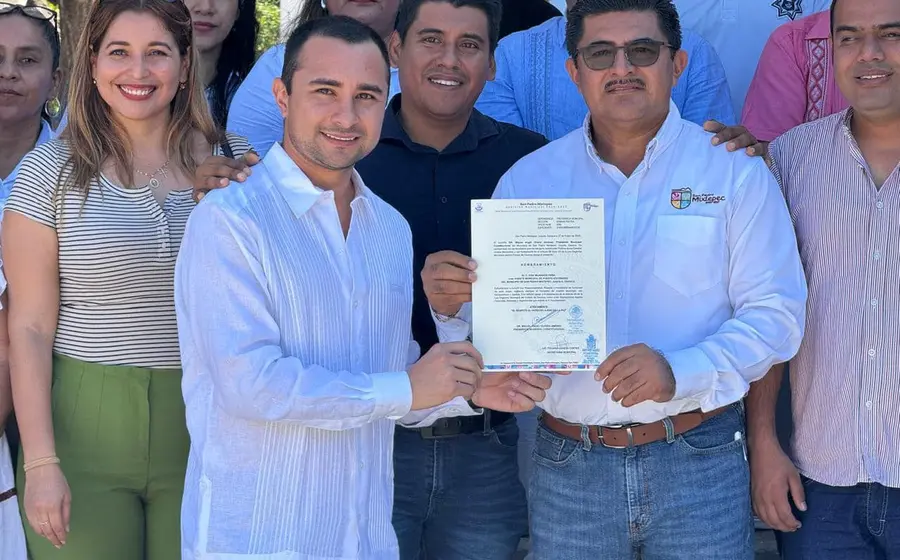La presidenta de la Comisión Electoral Municipal entregó la constancia de mayoría a los candidatos ganadores.