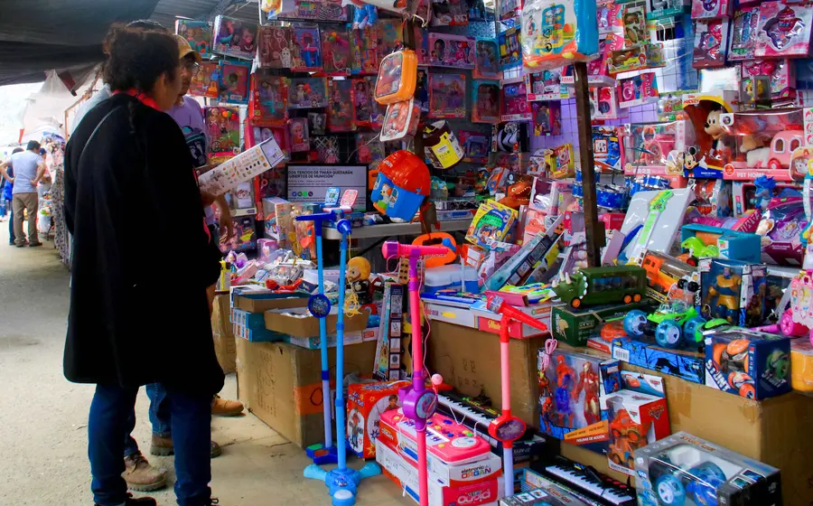 El aumento en los precios de los juguetes ha complicado más la situación para las madres.