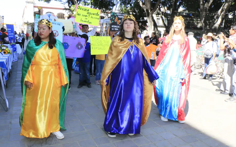 Las Reinas Magas encabezaron una calenda que recorrió las principales calles del Centro Histórico, la cual, culminó frente al Palacio de Gobierno.