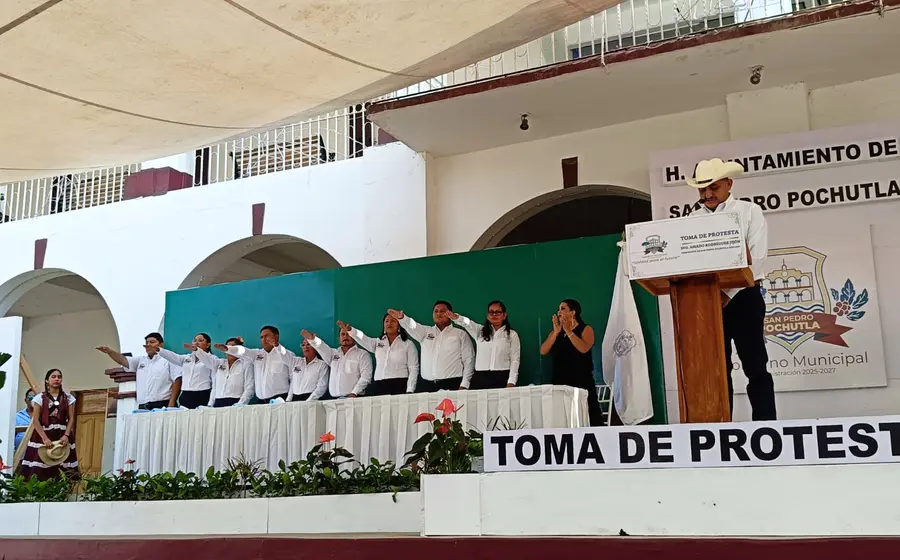 En Pochutla, más de dos mil personas atestiguaron la toma de protesta del presidente Amado Rodríguez Jijón y su cabildo.