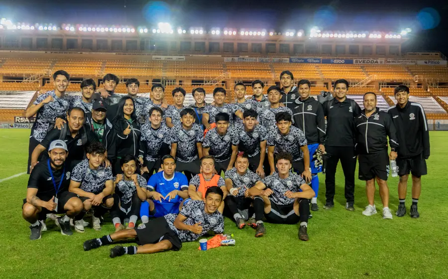 Los dos oaxaqueños integrantes del cuerpo técnico, en la foto general con la selección nacional de la Liga TDP.