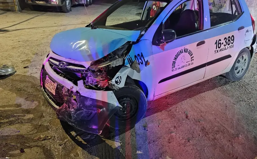 Roba un taxi y sufre un accidente.