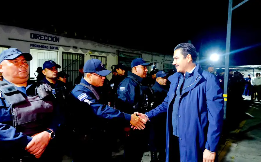El presidente municipal Raymundo Chagoya durante el cambio de mando policial.