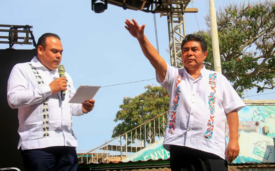 Elías Roberto asume la presidencia de la Villa de Etla, municipio de Valles Centrales que se localiza a 18 kilómetros de la ciudad de Oaxaca.