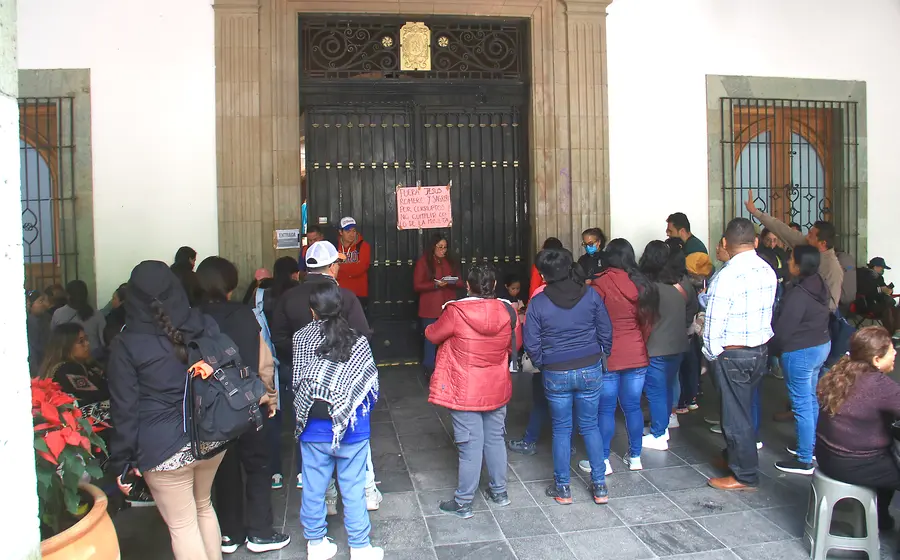 Protesta de ex trabajadores del gobierno del estado frente a Palacio de Gobierno este jueves.