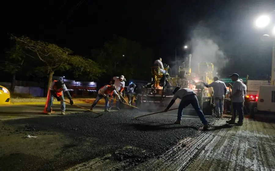 Mediante cuadrillas de personal especializado, maquinaria y señalizaciones se atienden 140 kilómetros de vialidades en 3 municipios.