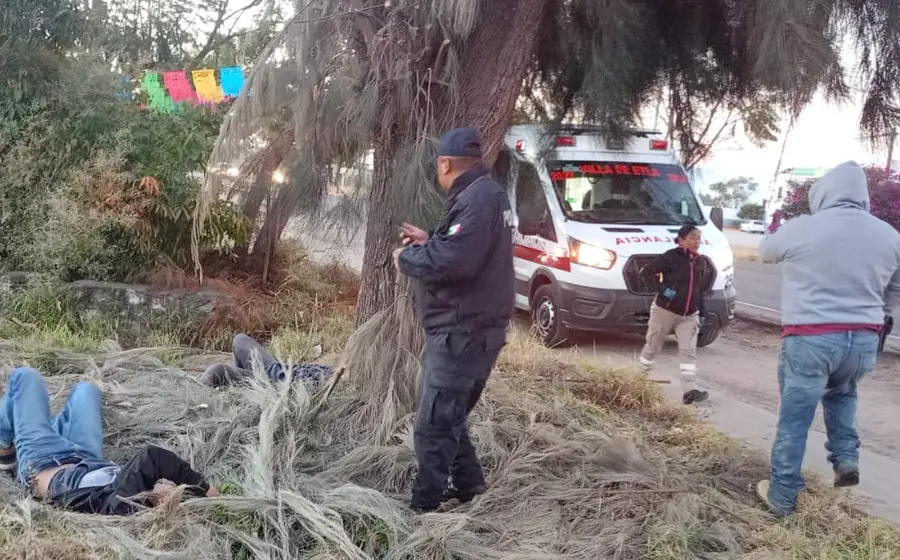 Tres personas quedaron con lesiones al chocar contra un árbol.
