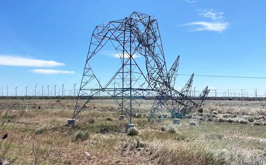 Las dos torres metálicas de la CFE estaban ubicadas a un costado de la Carretera Panamericana.
