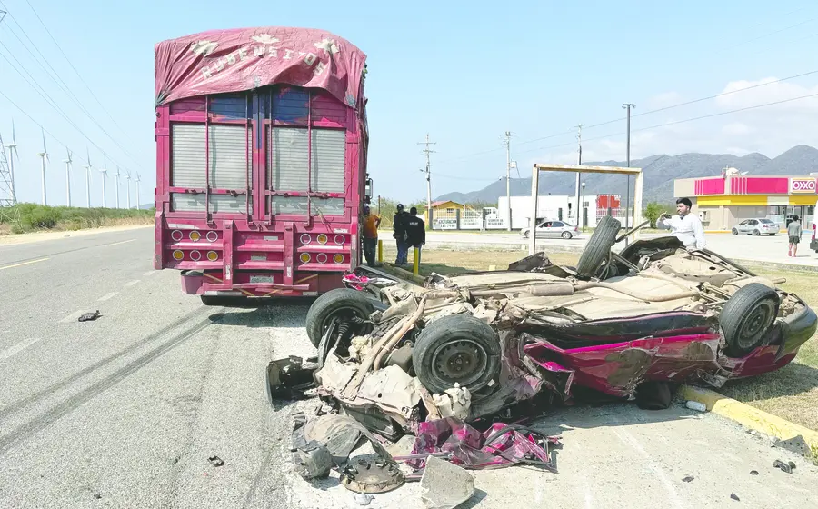 El auto Tsuru quedó destrozado tras el brutal accidente.