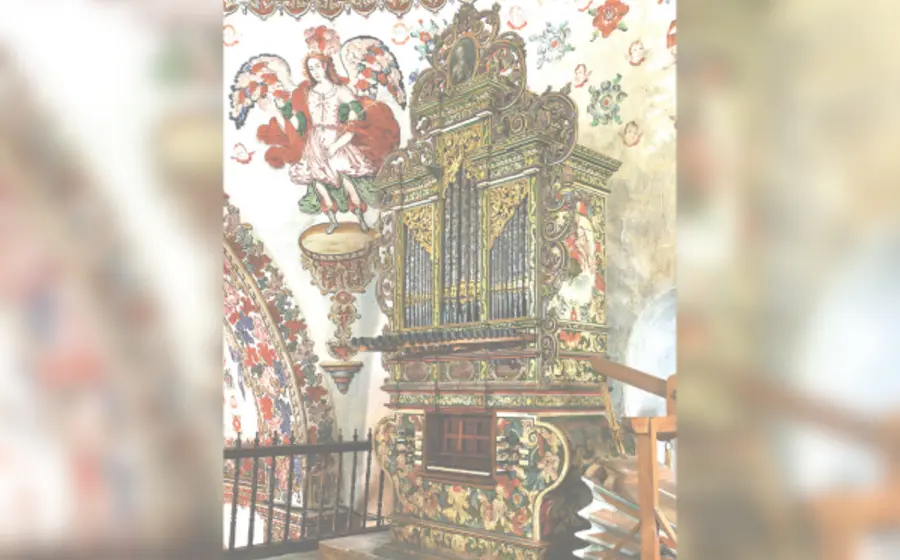 El órgano está coronado con una imagen de San Jerónimo en un medallón sobre la torre central.