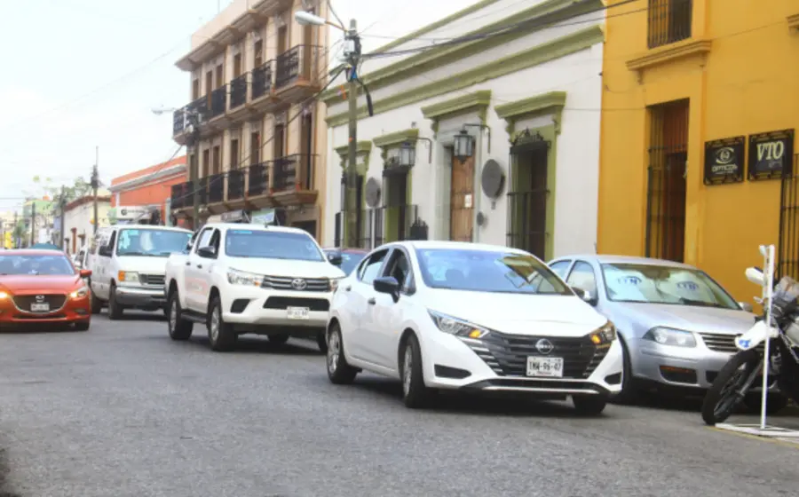 oaxaca_calle_autos 