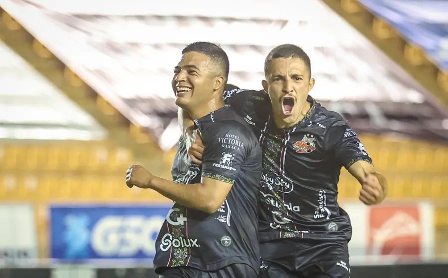 Festejaron con euforia el primer triunfo del torneo en el “Templo Alebrije”.
