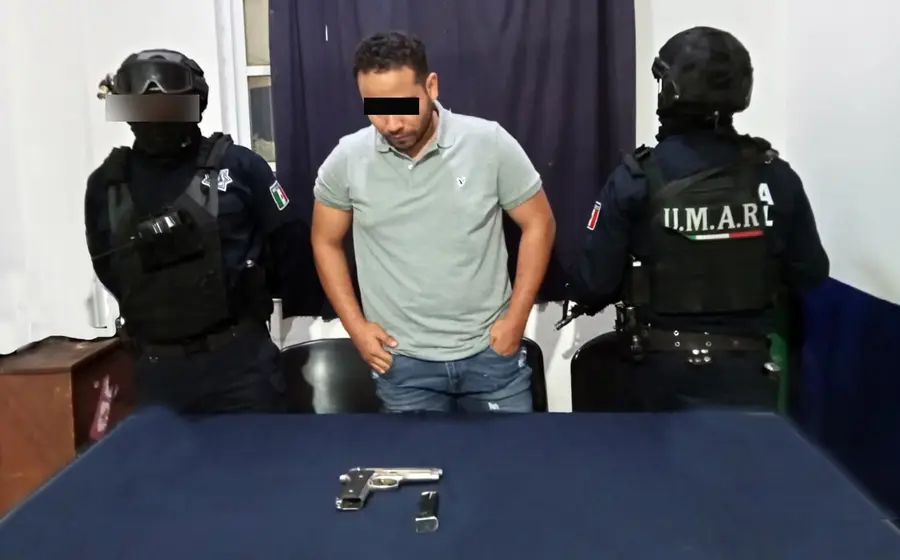 Pedro N., de 26 años de edad, fue detenido por portar una Beretta calibre 9 milímetros con 11 cartuchos útiles.