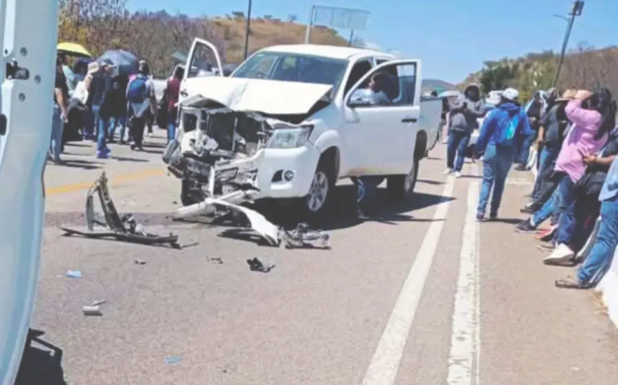 La camioneta quedó con daños en la parte frontal.