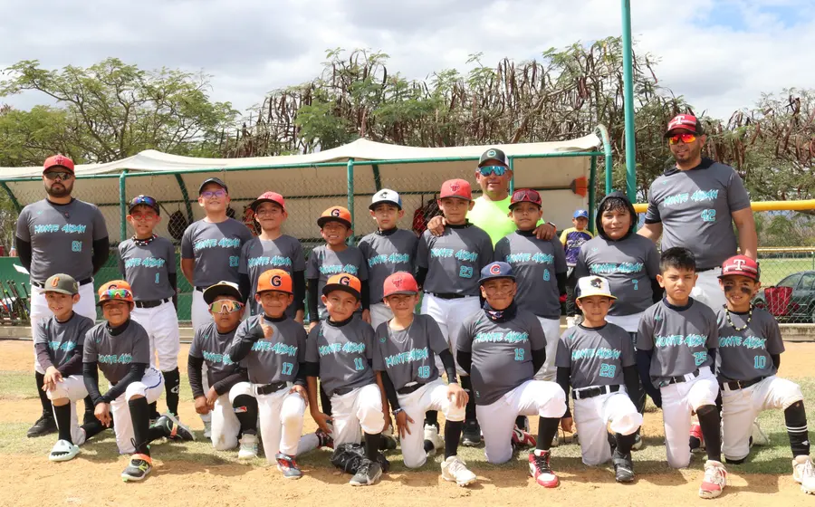 El equipo de la Liga Monte Albán de la categoría 9-10 años.