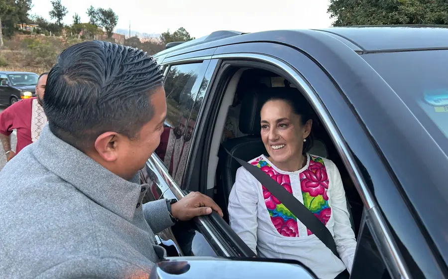 El presidente municipal de Nochixtlán solicitó el apoyo directo a la mandataria federal durante su gira de trabajo.