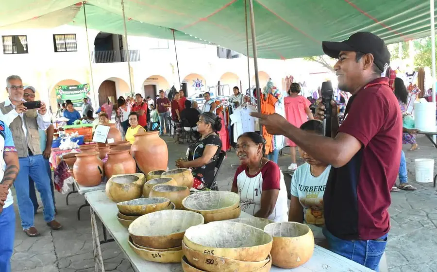 En la explanada del Palacio Municipal se ofertaron diversos productos como miel y sus derivados.