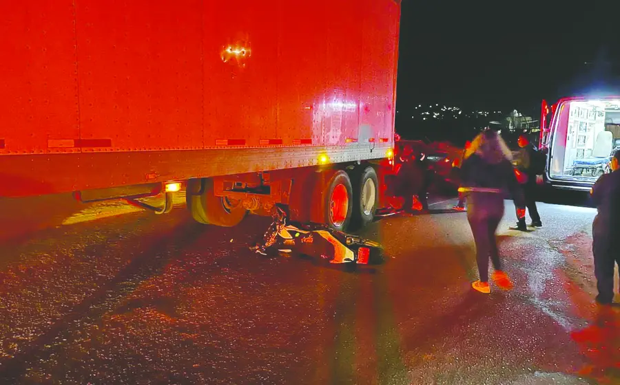 Eduardo de 18 años quedó con lesiones al chocar contra un tráiler en la carretera al Tequio
