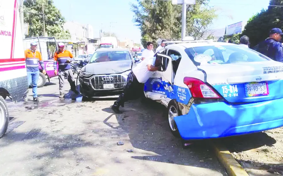 El taxi del sitio Cruz de Oriente, de Santa Lucía del Camino resultó con daños cuantiosos.